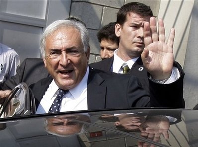 国际货币基金组织总裁遭“鞋袭”