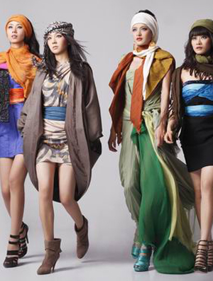 《八千湘女》拍时尚大片 刘娴挑战10cm高跟鞋