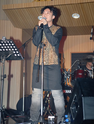 陈奕迅脱鞋连唱三首HIGH全场 “亚洲第一”实至名归