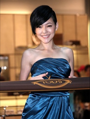 小S抹胸裙搔首弄姿 买童鞋宠女坦承偏心老大