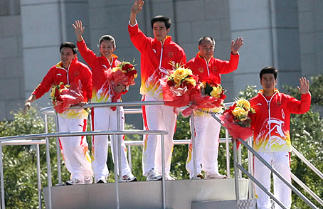 国庆大典冠军领奖服 安踏制造