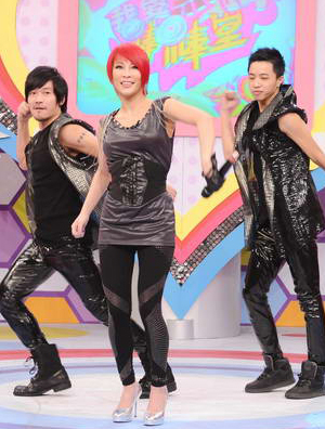 温岚以新专辑造型现身 高跟热舞被小熏喊好辣