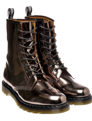 Raf Simons联名Dr Martens马丁大夫推出金属亮面八孔靴款