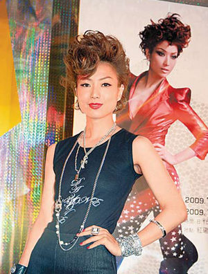 郑秀文踩木底鞋露平板身材 自爆片酬600万