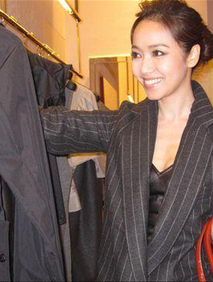 侯佩岑中性搭红色鞋为服饰店站台 曝感情空窗不嫁豪门