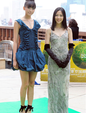 东京电影节大使木村佳乃高贵典雅 杏摩天高跟鞋变巨人