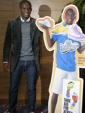 埃托奥重返巴萨不叙旧 只为慈善来捐鞋