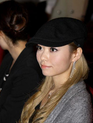 张靓颖亮相超级盛典活动 短裙高跟不畏冻