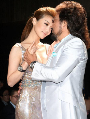 张菲戴千万名表走秀 蔡淑臻高跟露背装艳惊全场