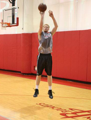 巴丁格大秀球鞋自作多情 脚踝伤势仍未百分百康复