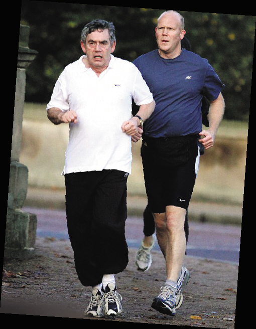 布朗晨练穿旧款鞋