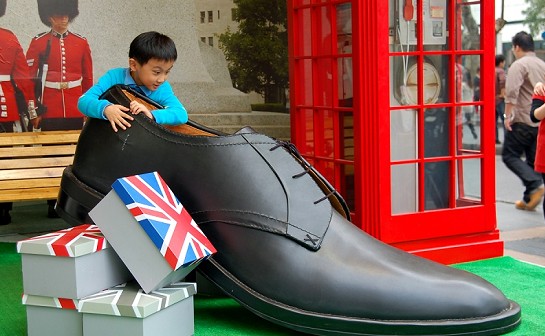 与超大皮鞋来个亲密接触