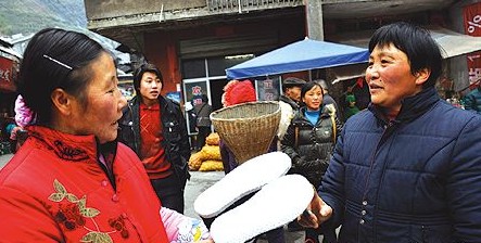 冬闲人不闲农民手工做鞋挣钱