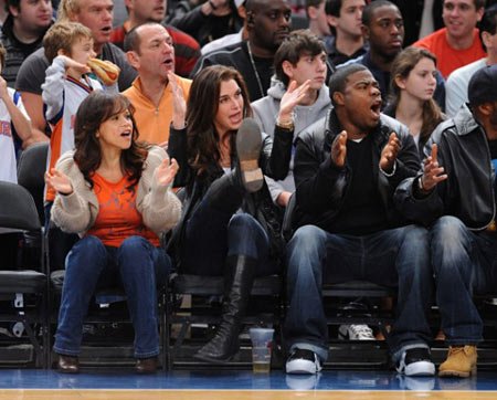 特雷西·摩根潮鞋装扮与好友在尼克斯主场