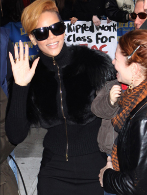 蕾哈娜黑色皮草上衣配格仔高跟鞋 冬季范你没商量