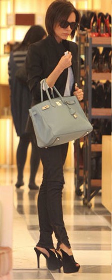 贝嫂穿近20公分高跟鞋购物