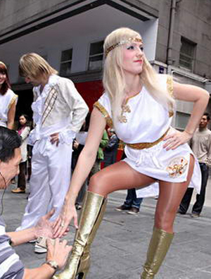 ABBA MANIA到港开唱彩排 街头刷鞋惹路人注目