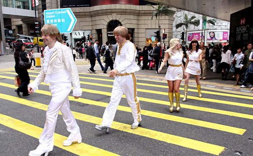 ABBA MANIA抵港体验“擦皮鞋”