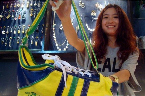 时尚“运动鞋”背包受青睐