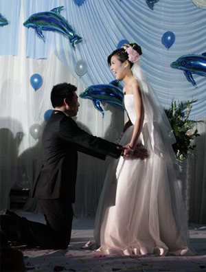 杜丽庞伟结婚丈母娘帮找鞋 双膝跪地求龙凤胎