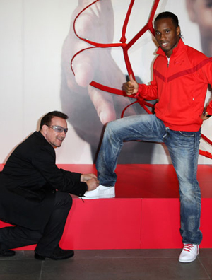 群星助阵抗艾滋晚会 U2主唱为德罗巴换鞋