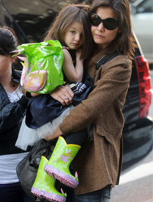 小公主苏芮与母亲逛街 绿包绿鞋很亮眼