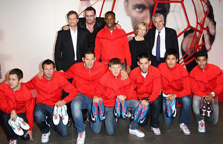 耐克携手(RED)行动计划