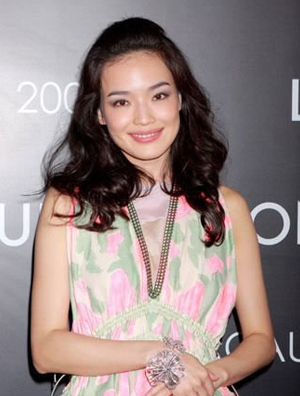 舒淇模高跟薄纱短裙秀性感 被高层搂腰揩油