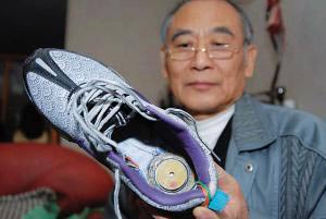 成都老人发明能为手机充电的鞋子