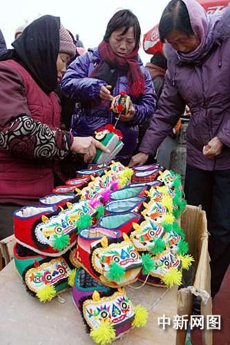 虎年临近 手工虎头鞋热销