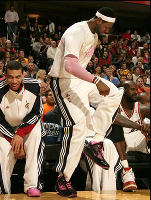 С»ÊµÛÔÙ´©ÄͿ˷ۺìÉ«µÄÇ©ÃûЬ