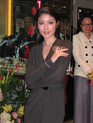 陈慧琳深V裙装高跟鞋玩性感 计划每年送儿子钻石