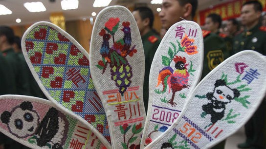 青川老大娘绣“拥军鞋垫”赠官兵