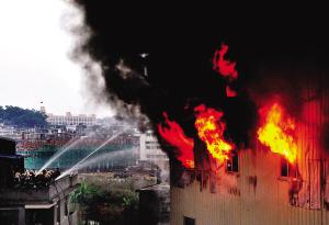 福州一鞋厂发生火灾14人跳楼