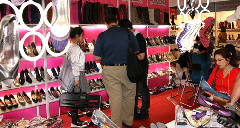 品牌鞋企备战年底促销热潮