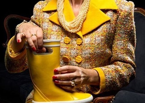 雷人,把雨鞋当手拎包