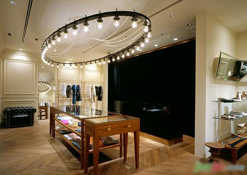 漂亮MM开服装店 一月就打造成万元户