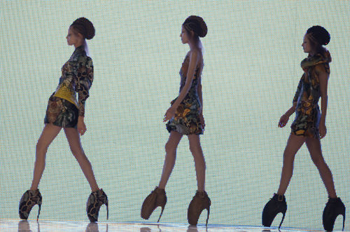 超模抗议鞋跟太高集体“罢工”