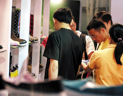 岁末巅峰对决!创意鞋品走俏