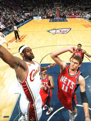 詹姆斯新球鞋示爱尼克斯 球鞋底部书“我爱纽约”