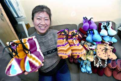 坚强大妈做婴儿鞋撑起一个家