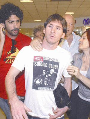 拜仁众将迪拜埋头苦练 里贝里穿平底鞋重返训练场