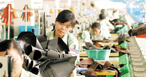 年底鞋类订单不断 温岭鞋企工人返乡迟