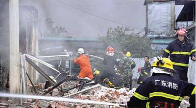 肇庆一鞋企千平方米鞋仓库成灰烬