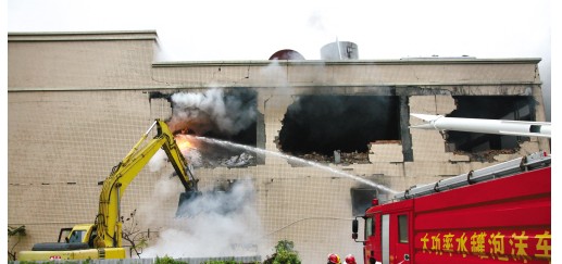 鞋材厂凌晨失火 狂烧5个小时