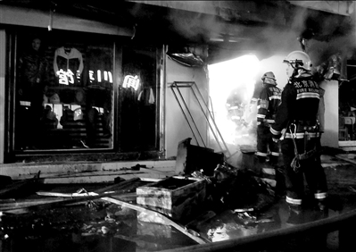 皮鞋店失火损失10余万