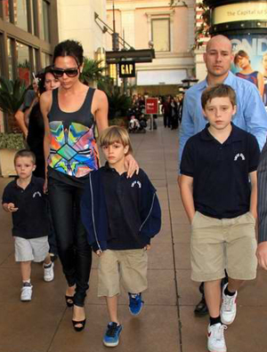 维多利亚带三儿看电影 墨镜高跟鞋全程扮酷