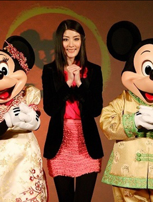 陈慧琳穿平底红裙 为米奇设计新装