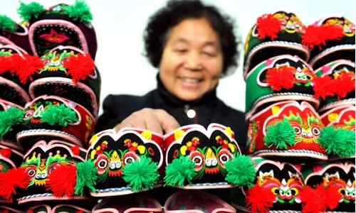 虎年“虎头鞋”俏销