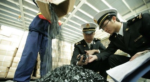 福州海关截获一批侵权知名品牌鞋标